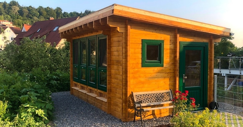 Apitherapiestation Apisentis in Heimsheim, Baden-Württemberg, Deutschland mit Bank im warmen Sonnenlicht