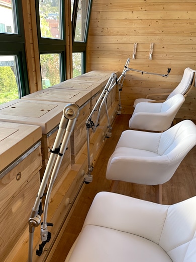 Entspannen in der Apitherapiestation beim Bienenstockluft inhalieren mit vier Therapieplätzen